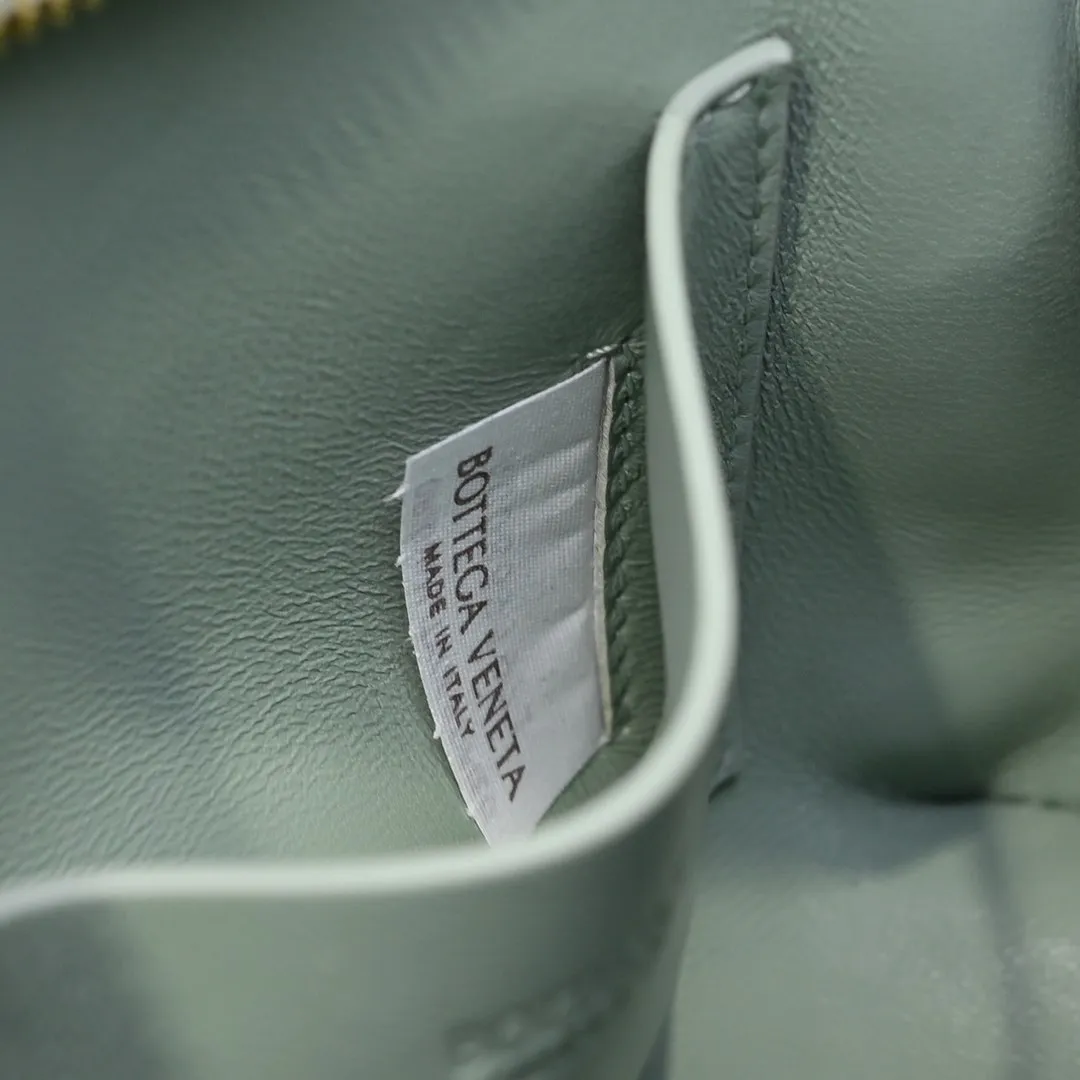 Batch 1260 #Bv The new Concert pouch is the most beautiful and practical mini bag I have ever seen 🎈 The bag body adopts the classic lntrecciato weaving process✅ It is equipped with a leather double-headed zipper, the opening is wide, easy to take and put, the shoulder strap knot can be slid to adjust the length freely, that is, 🉑️crossbody/underarm, and can be used as a clutch bag. Small body, large capacity, so practical! The key is that it is extremely versatile! Come and buy this small, exquisite, beautiful and versatile bag 👍 Model: 4258 Size: 18.5*11.5*8.5